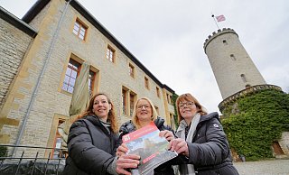 Suchen den neuen Pächter für die Sparrenburg: (von links) Eva Schreiber, Deborah Becker (beide Immobilienservicebtrieb) und Gabriela Lamm (Bielefeld Marketing). - Peter Unger