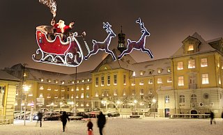 Der Schlitten des Weihnachtsmanns kommt aus Richtung Sparkasse über den Rathausplatz geflogen. - Frank-Michael Kiel-Steinkamp (Montage
