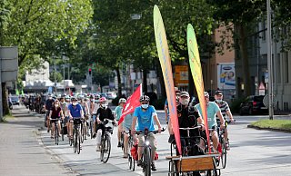 Weit über 100 Radfahrerinnen und Radfahrer radleten durch die Innenstadt, um mehr Platz und Sicherheit für sich zu fordern. - FRANK-MICHAEL KIEL-STEINKAMP