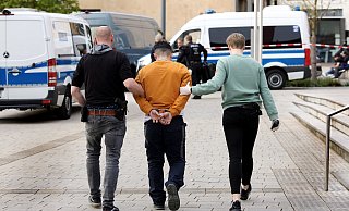 Die Polizei durchsuchte am Donnerstagabend unter anderem einen Kiosk an der Berliner Straße. - Patrick Menzel