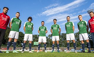 Trainer Julian Hesse (l.) und Co-Trainer Alexander Schiller setzen beim FC Gütersloh auf die Neuzugänge Jannik Enning (v.l.), Christian Will, Matthias Haeder, Lucas Klantzos, Alexander Bannink und Jonas Knuth. Zum Kader stieß nach dem Bild noch Patrice Yoann Heisinger.  - David Inderlied