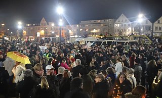 Auf dem Kesselbrink versammelten sich laut Polizei rund 3.000 Demonstrationsteilnehmer. - Charlotte Mahncke