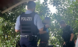 Polizisten kontrollieren vor einer Gaststätte einen Verdächtigen. Der 16-Jährige wird daraufhin von den Beamten vorläufig festgenommen. - Wolfgang Wotke