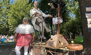 Die Performance im Neuhäuser Schlosspark ist eine der Sonderveranstaltungen des Kulturamtes, auf die beim Programm künftig genau geschaut wird. - Jenny Westhues