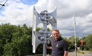 Sieht futuristisch aus: Die Sirene neuer Bauart auf dem Dach des Feuerwehrgerätehauses in Enger, die hier Arndt Höpker inspiziert. - Ekkehard Wind