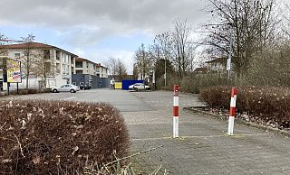 Am Rande dieses Supermarktparkplatzes an der ALtenhagener Straße wurde der 20-jährige Mann aus Oerlinghausen lebensgefährlich verletzt. - Jens Reichenbach