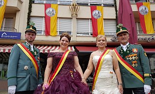 Schützenkönigin Jana Mirk (2. v. l.) und Zeremonienmeisterin Birgit Methling freuen sich gemeinsam mit ihren Zeremonienmeistern Sebastian Kemper (l.) und Michael Lohl über einen gelungenen Start in das große Festwochenende. - Birger Berbüsse