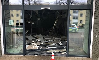 Das Gebäude nahm durch die Detonation deutlich sichtbaren Schaden. - Polizei Minden-Lübbecke