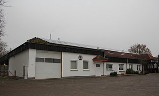 Feuerwehrgerätehaus Bühne; Das Feuerwehrhaus Bühne befindet sich an der Adresse Grüner Weg 14 und wurde im Jahr 1972 errichtet. Es befindet sich gemeinsam in einer Liegenschaft mit der Dorfhalle. - Saskia Jochheim