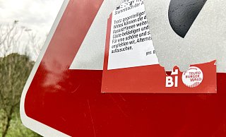 Noch sind Reste der Anti-AfD-Aufkleber im Wald zu finden. Die gezeigten Symbole (r.) darauf wurden weder von Bielefeld Marketing noch von der Teutoburger Wald Tourismus autorisiert. - Jens Reichenbach