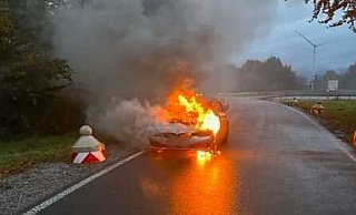 Als die Feuerwehr an dem A33-Parkplatz eintraf, stand das Auto schon komplett in Flammen. - Feuerwehr Borchen