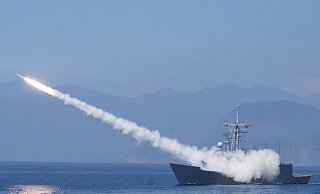 Eine Fregatte der Cheng-Kung-Klasse feuert eine Luftabwehrrakete als Teil einer Marinevorführung bei Taiwans jährlichen Han-Kuang-Übungen ab. - HUIZHONG WU