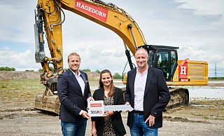Symbolische Schlüsselübergabe: Rick Mädel, Hannah Johann (beide Hagedorn) und Carsten Lümkemann (SEGRO). - sf