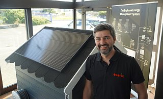 Eugen Wiens, hier mit einem Miniaturhaus, will gemeinnützigen Einrichtungen ein besonderes Angebot machen. - Felix Schwien