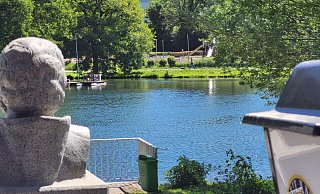 Derzeit ist es sehr ruhig rund um den Kurparksee in Bad Salzuflen. Sowohl der Biergarten (vorne), der Bootsverleih (mitte), als auch der "Hortus Vitalis" (gegenüber) haben momentan geschlossen. Und auch die Fontäne ist derzeit außer Betrieb. - Freya Köhring