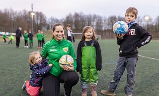 Powerfrau: Sara Castellon (32) mit ihren Kindern auf dem Fußballplatz des Tus Dornberg. Die 32-Jährige trainiert die G-Jugend, "weil's sonst keinen gab". - Oliver Krato