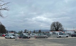 Lange Autoschlangen bildeten sich schon am Karfreitag am Impfzentrum. Da alle vier Teststraßen geöffnet waren, hielt sich die Wartezeit aber in Grenzen. - Jan Henning Rogge