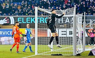 Raphael Obermair jubelt im Heimspiel gegen Rostock über seinen 2:0-Treffer. Rostocks Ersatzkeeper Nils Körber und der Ex-Paderborner Sebastian Vasiliadis (hinten) sind bedient. - Besim Mazhiqi