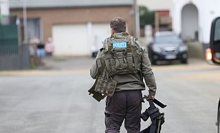 Zu einer mutmaßlichen Bedrohungslage ist es am Freitagmittag, 22. März, in einem Mehrfamilienhaus an der Werrestraße gekommen. Hierbei wurde eine 41-jährige Frau von der Polizei vorläufig festgenommen. - Claus Frickemeier