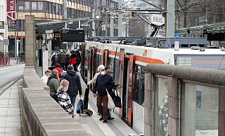 Stadtbahn und Busse sollen künftig auch für Fahrgäste mit wenig Geld erschwinglicher sein. - rudolf