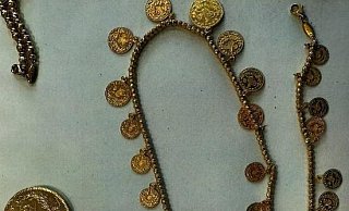 Der Zoll am Flughafen Paderborn/Lippstadt stellte diesen Goldschmuck im Wert von knapp 10.000 Euro sicher. - Hauptzollamt Bielefeld