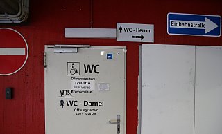 Wer in Lübbecke der Beschilderung zu einer öffentlichen Toilette folgt und im Parkhaus-Ost landet, hat Pech – sie ist außer Betrieb. - Frank Hartmann