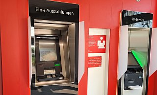 Die Selbstbedienungstechnik in einer Sparkassenfiliale. - Sparkasse