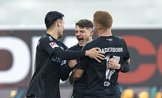 Florent Muslija (M.) jubelt mit Raphael Obermair (l.) und Laurin Curda über seinen späten Treffer zum 1:0-Heimsieg gegen Hannover. - dpa
