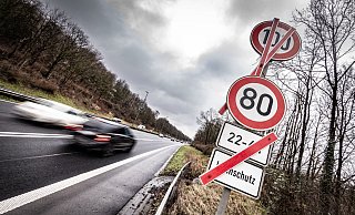 Auf dem Ostwestfalendamm stehen insgesamt 31 Verkehrsschilder, die das Tempo begrenzen. Diese Kombination ist ein Hingucker, der Fragen aufwirft. - Mike-Dennis Müller / www.mdm.photo
