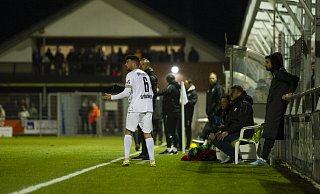 Unverständnis: Adrian Bravo Sanchez (Nummer 6) richtet nach seiner gelb-roten Karte in Wiedenbrück auch vom Spielfeldrand aus noch einige Worte an den Schiedsrichter. - Joel Beinke