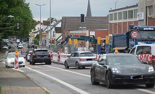 Bis voraussichtlich Mitte August wird an der Mindener Straße gebaut. Der Verkehr wird aber einspurig an der Baustelle vorbei geleitet. - Ralf Bittner