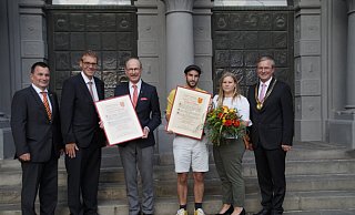 Mathias Hornberger (v. l.), Vorsitzender des Stadtsportverbandes, Markus Mertens, Vorsitzender des Ausschusses für Sport und Freizeit und Betriebsausschuss Bäder, Heinz Tegethoff, die Kinder von Burkhard Wilmes, Burkhard und Catherine Wilmes sowie Bürgermeister Michael Dreier. - Stadt Paderborn