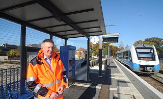 An den Unterwegs-Stationen wie hier in Nordhorn-Blanke hat die Bentheimer Eisenbahn größere Wartehäuschen als vom Land gefördert aufgestellt, sagt Ralf Uekermann. So steht auch der Fahrkarten-Automat unter einem Dach - Joern Spreen-Ledebur