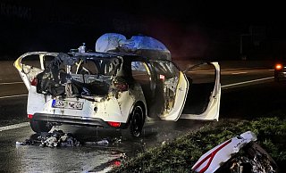 Der Renault Megane eines jungen Pärchens aus Eschwege ist auf der A33 Raub der Flammen geworden. - Paul Brinkmann