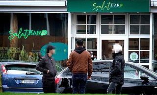 Nahezu täglich treffen sich Jugendliche an der Berliner Straße vorm Gütersloher Rathaus. - Andreas Frücht