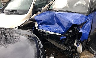 Mercedes und Skoda waren nach der Kollision nicht mehr fahrbereit. Beide Insassen wurden bei dem Unfall verletzt. - Polizei