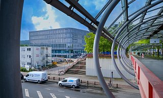 Der Neubau der Universität Bielefeld, gesehen von der Brücke zur Stadtbahn: Das Gebäude mit der leicht abgerundeten Fassade, im Uni-Jargon der Hockeyschläger, ist ein zentraler Teil des ersten Bauabschnittes. - Andreas Zobe