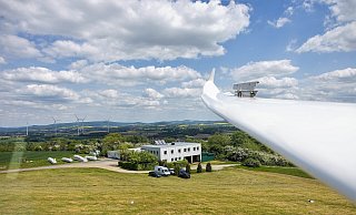 Schweben über dem Flugplatz Vinsebeck. Demnächst kommen hier zwei weitere Windräder dazu. - LSV Egge