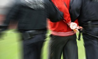 Chaotische Szenen spielten sich in Bielefeld ab - ein Polizist wird schwer verletzt. - NW