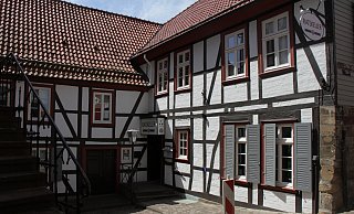 An der Seite des historischen Rathauses Zwischen den Städten sind in Warburg wieder Gäste im Restaurant „Ratskeller“ willkommen. - Dieter Scholz