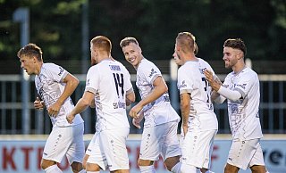  Rick ten Voorde (Mitte) freut sich mit seinen Mitspielern über seinen Treffer zum 1:0, der dem SV Rödinghausen zum Sieg gegen den FC Schalke 04 II reichte. - Noah Wedel