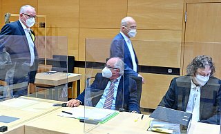 Wolfgang Brinkmann (links) war wegen Betrugs und Untreue angeklagt, Wolfgang Gottschlich (sitzend) wegen Beihilfe. Holger Rostek (rechts) vertrat Brinkmann im Prozess. - BARBARA FRANKE