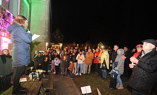 Saskia Hemminghaus vom CVJM Rahden begrüßte bis zu 100 Menschen bei der ersten Mahnwache am Gemeindehaus Rahden. - Joern Spreen-Ledebur
