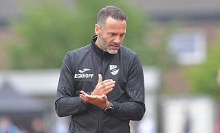 Alexander Ende konnte in den ersten knapp zwei Wochen als Trainer des SC Verl seine Stimme nicht schonen. Um den Spielern seine eigenen Ideen vom Fußball zu vermitteln, waren auf dem Trainingsplatz viele Anweisungen nötig. - Jens Dünhölter