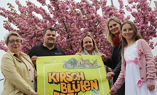 Klaudia Engelage, Yannik Nuffer, Stefanie Boss, Daniela Dembert (alle Kultur- und Verkehrsverein) und Kirschblütenfee Laura Rogischinski präsentieren das Programm für das Kirschblütenfest. - Jan-Henrik Gerdener