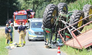 Ein 51-jähriger Traktorfahrer aus Vlotho ist auf der Lohe in Bad Oeynhausen mit seinem Gespann ins Schlingern gekommen. - Ulf Hanke
