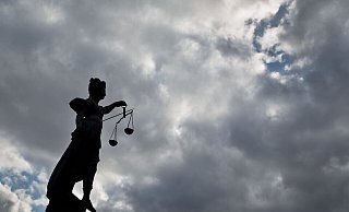 Im Falle eines Maskenverweigerers hat das Paderborner Amtsgericht auf eine Bewährungsstrafe geurteilt. - picture alliance/dpa / Frank Rumpenhorst