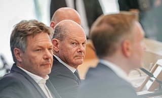 Bundeskanzler Olaf Scholz (SPD, M.), Robert Habeck (l, Bündnis 90/Die Grünen), Bundesminister für Wirtschaft und Klimaschutz, und Christian Lindner (FDP), Bundesminister der Finanzen. - Kay Nietfeld/dpa
