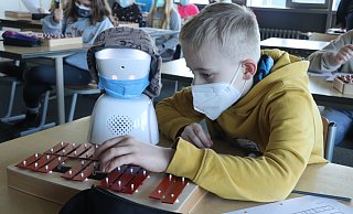 Luis (r.) erklärt seinem Mitschüler Killian die Aufgabe mit der Tonleiter. Killian ist derzeit im Krankenhaus, kann sich aber über einen Avatar jederzeit zum Unterricht dazu schalten. Der Avatar trägt seine Mütze, die Maske darf auch nicht fehlen. - Birgit Guhlke
