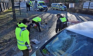 Die Radfahrerin wurde an der Unfallstelle behandelt und anschließend in die Spezialklinik Gilead I nach Bielefeld-Bethel gebracht. Wie die Polizei Gütersloh jetzt mitteilt, ist sie am Donnerstag gestorben. - Andreas Eickhoff